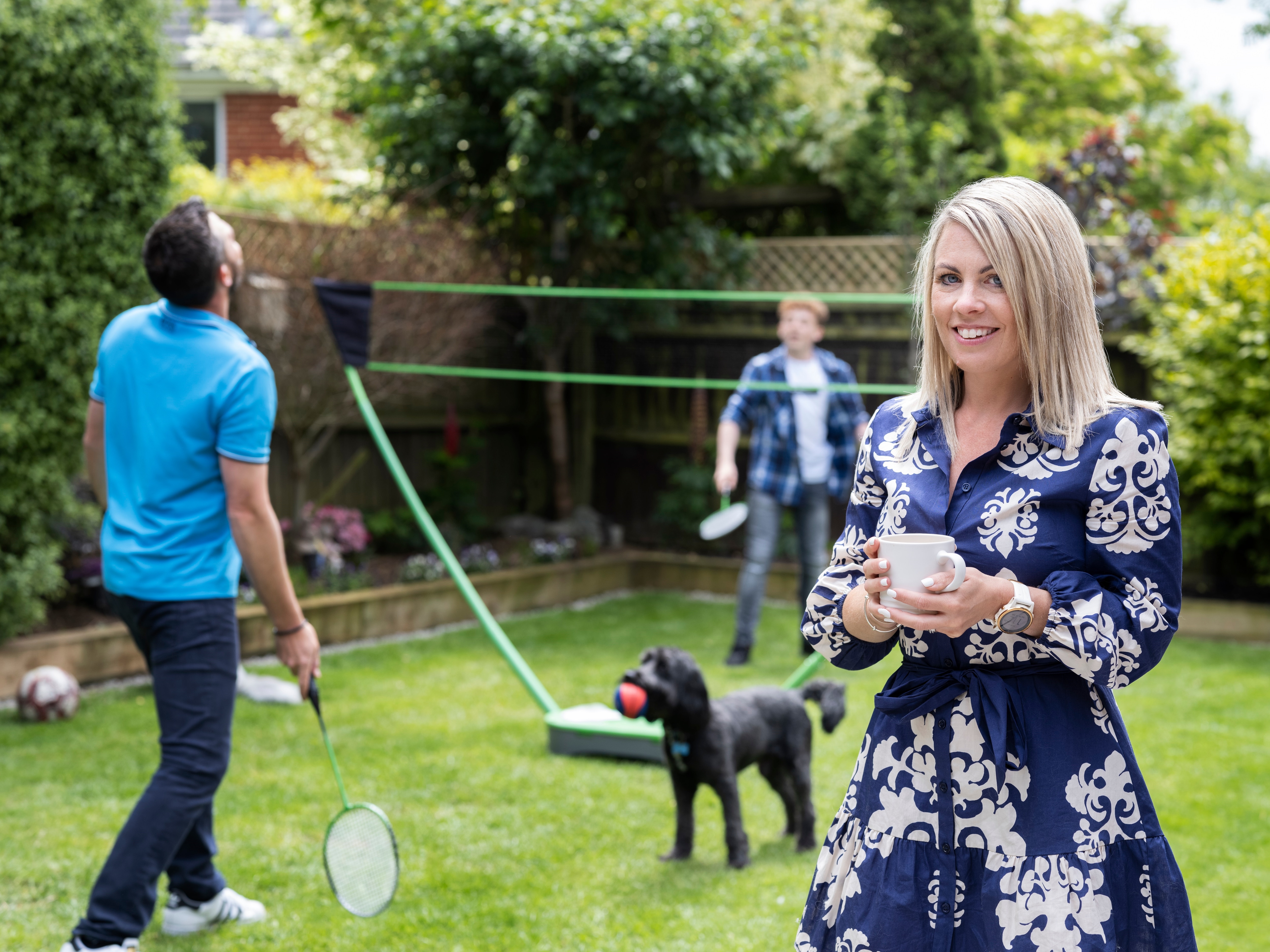 Laura stands in her garden. When Laura started with IC, she quickly managed to get into a routine.