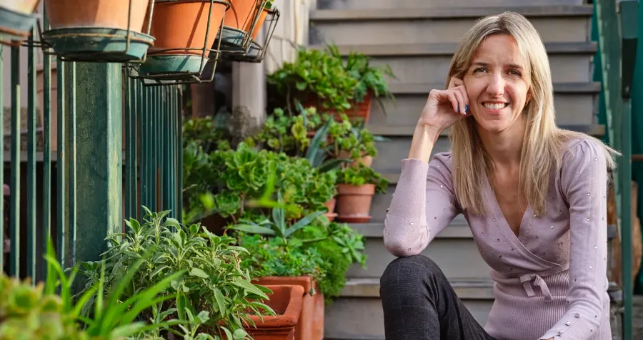 Bild von Elisa, die draußen sitzt. Bei Elisa wurde 2008 MS diagnostiziert und sie leidet seit Jahren unter Harnwegsinfektionen. Jetzt benutzt Elisa Luja für Frauen, um ihre Blase zu entleeren. 