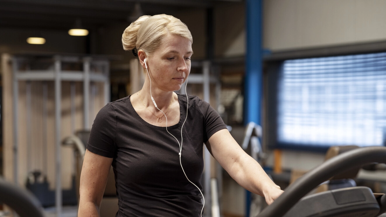 Image of Ilse in the gym. Intermittent catheterisation (IC) is a way of emptying the bladder using a small, hollow tube called a catheter. 