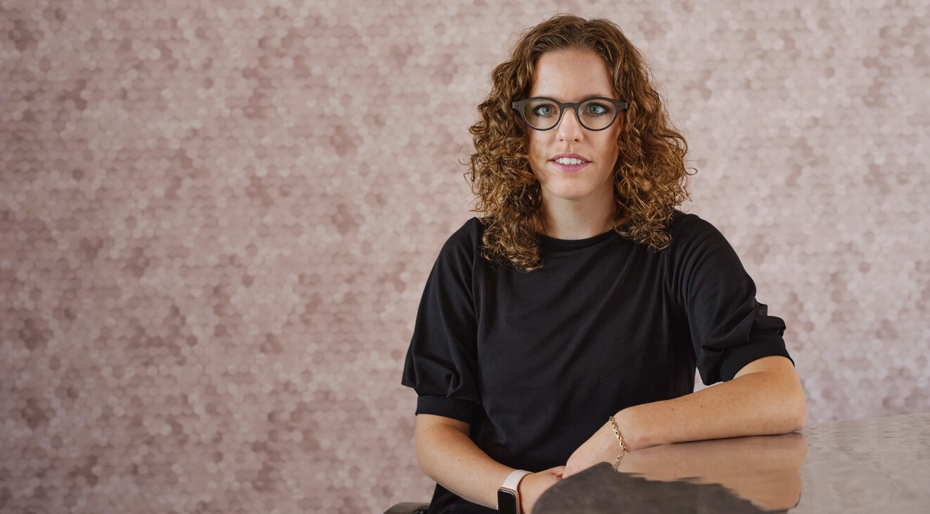 Porträtfoto von Marianne, die aufgrund ihrer MS mit Blasenproblemen lebt. Marianne verwendet Katheter, um ihre Symptome besser zu behandeln. 