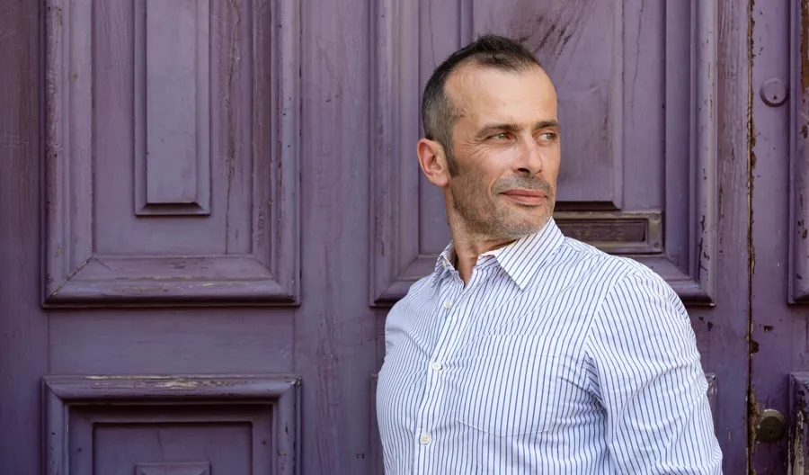 Bild von Andrea, der mit Multipler Sklerose lebt. Andrea verwendet intermittierende Katheter, um seine Blasensymptome zu behandeln.  