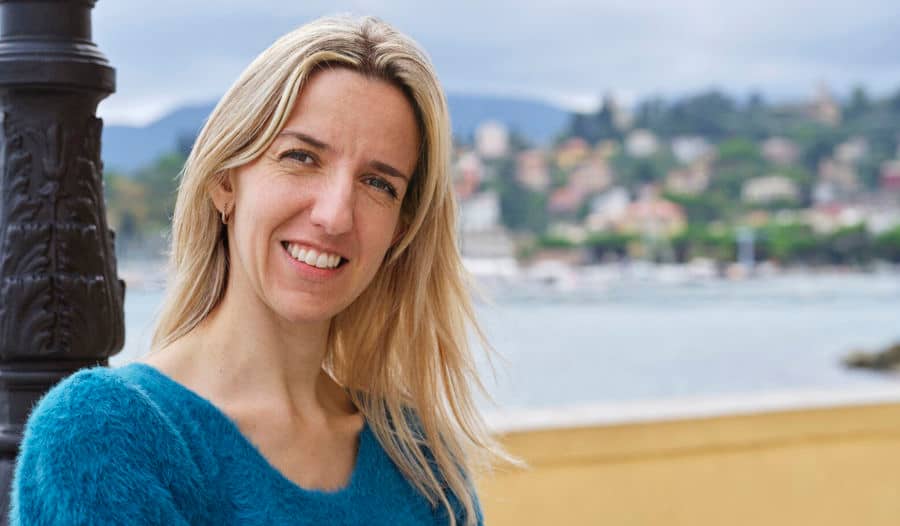 Bild von Elisa, die mit Multipler Sklerose lebt. Elisa verwendet intermittierende Katheter, um ihre Blasensymptome zu behandeln. 