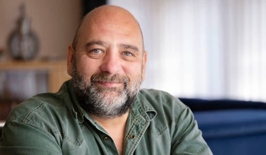 Bild von Michael, der mit Multipler Sklerose lebt. Michael verwendet intermittierende Katheter, um seine Blasensymptome zu behandeln. 