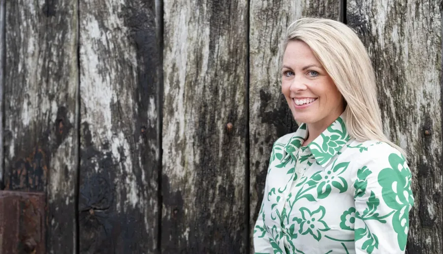 Porträtfoto von Laura. Laura verwendet Peristeen Plus und SpeediCath-Katheter, um ihre MS-Symptome zu behandeln. 