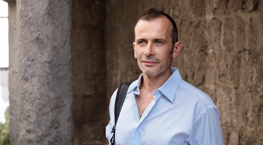 Porträtfoto von Andrea. Er verwendet Katheter, um seine Blasensymptome zu behandeln, die auf seine MS-Diagnose zurückzuführen sind.