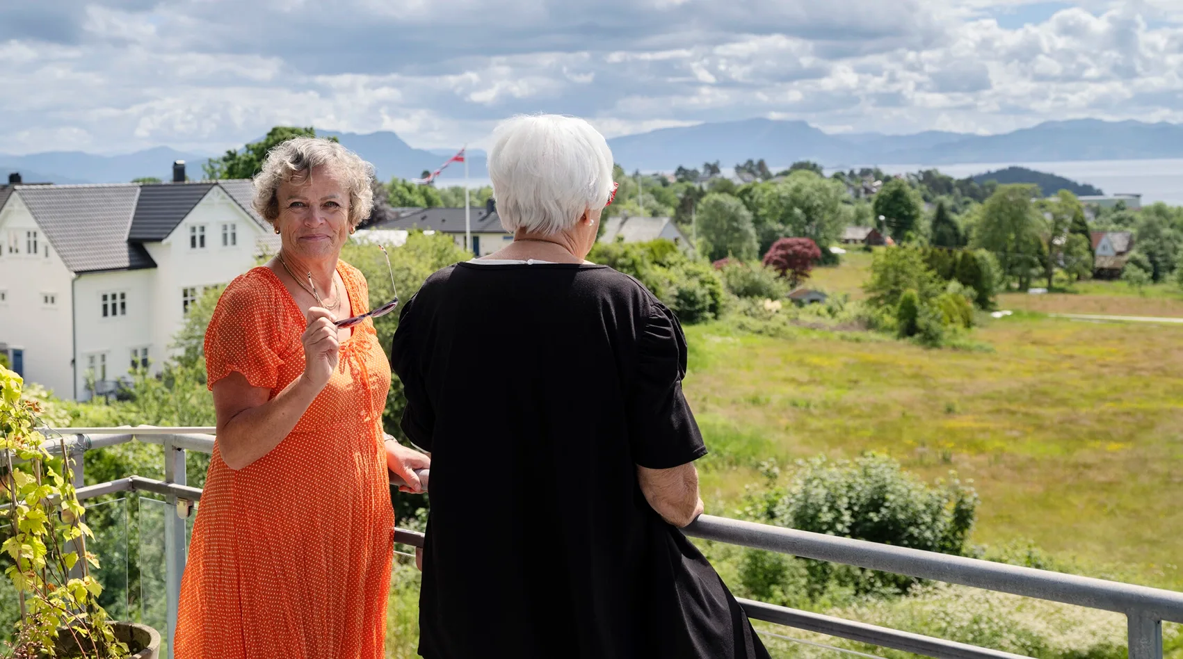 Foto von Gullborg, die mit einer Freundin an einem Aussichtspunkt steht. Diese Seite bietet eine Übersicht über die verschiedenen Blasen- und Darmprodukte, die Coloplast anbietet. 