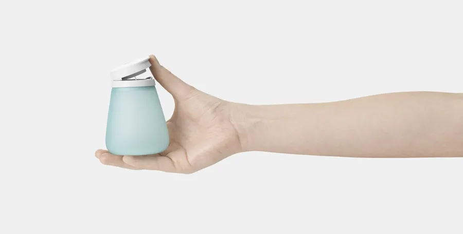 Bild von Peristeen Light 250 ml. Eine Hand öffnet den Deckel von Peristeen Light. 