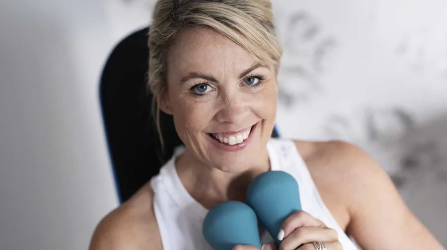 Bild von Laura mit Handgewichten. Laura verwendet Peristeen® Plus.