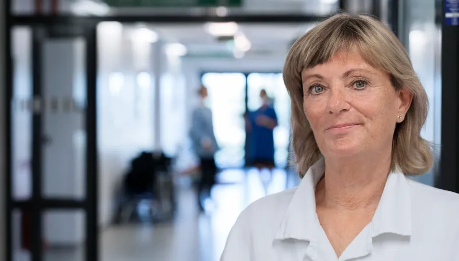 Porträtfoto von Anna, einer HPC. Bei der transanalen Irrigation (TAI) wird Wasser in den Darm geleitet, um den Stuhlgang aus dem Rektum und dem absteigenden Dickdarm zu ermöglichen. 