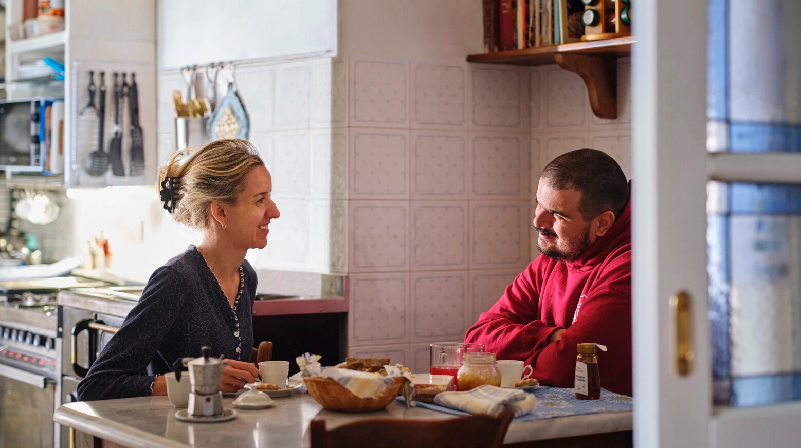 Foto von Elisa, die mit ihrem Partner in einer Küche sitzt. Diese Seite bietet einen Überblick über die verschiedenen Katheterarten von Coloplast und einige ihrer Eigenschaften. 