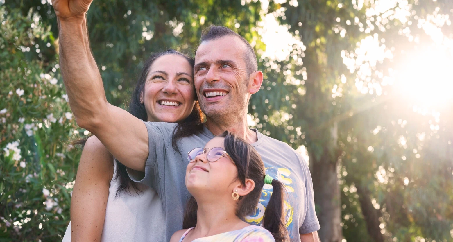 Andrea macht ein Selfie mit seiner Familie. Andrea ist 45 Jahre alt und hat aufgrund seiner MS Blasen- und Darmprobleme