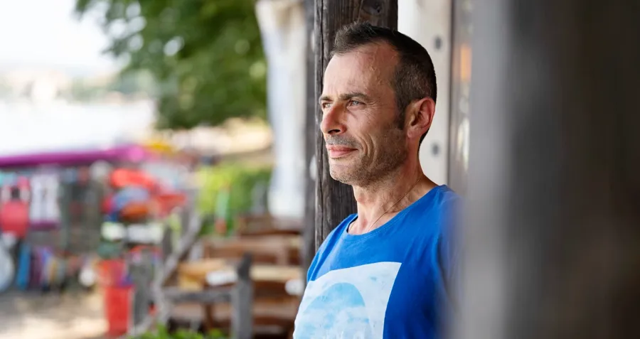 Foto von Andrea im Freien. Der intermittierende Katheterismus erfordert einen Lernprozess und mit der Zeit lernte Andrea, wie man unterwegs einen Katheter verwendet und entwickelte seine eigene, auf seine Bedürfnisse zugeschnittene Routine. 