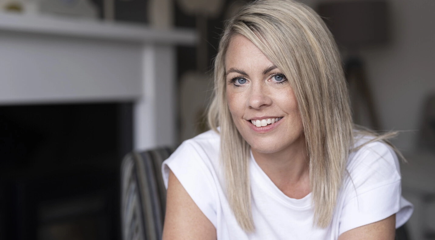 Laura in ihrem Zuhause, nutzt SpeediCath® Compact Eve und Peristeen® Plus 