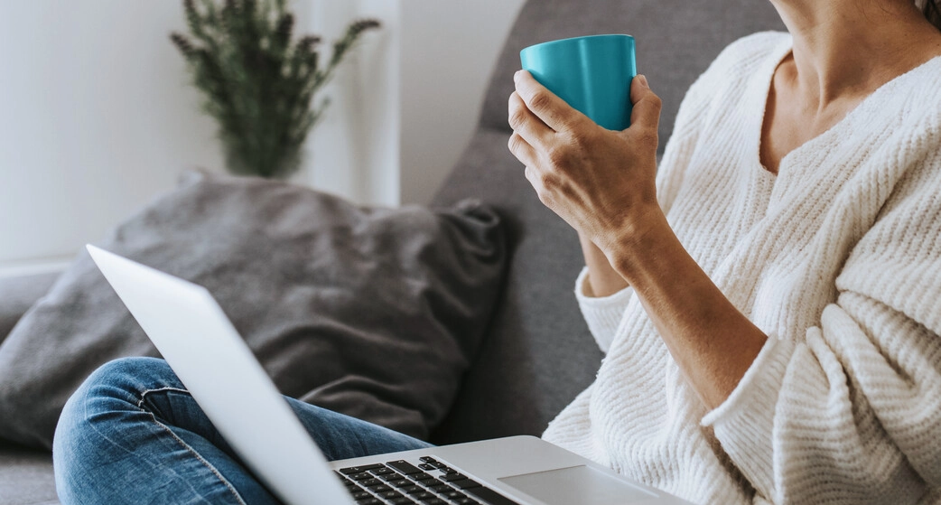 Bild einer Frau, die ein Glas Wasser hält. Die Blase ist ein Hohlorgan, das Urin speichert, bis er aus dem Körper ausgeschieden werden kann. Die Wände der Blase dehnen sich aus, um Urin zu speichern, und ziehen sich dann zusammen, um den Urin über die Harnröhre auszuscheiden. 