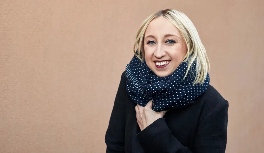 Porträtfoto von Eva, die mit MS und Blasenproblemen lebt. MS kann die Myelinscheide beschädigen, die Ihre Nerven schützt, und die Signale zwischen Ihrem Gehirn und Ihrer Blase beeinträchtigen, was zu Blasenfunktionsstörungen führen kann. 