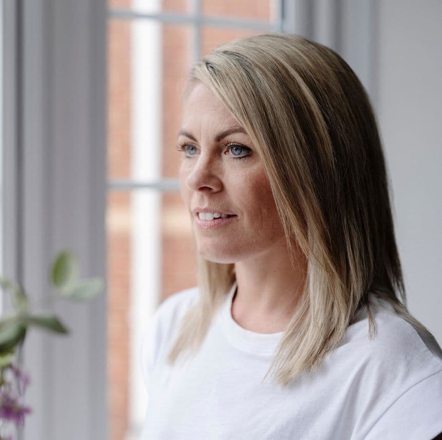 Bild von Laura. Multiple Sklerose kann die Funktion von Blase und Darm beeinträchtigen und zu Blasen- und Darmproblemen führen