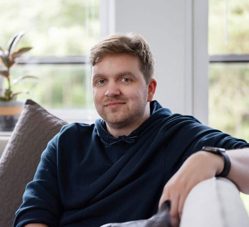  Bild von Kristoffer, wie er in seinem Wohnzimmer sitzt. Multiple Sklerose kann die Blasenfunktion beeinträchtigen und zu Blasenproblemen führen. 