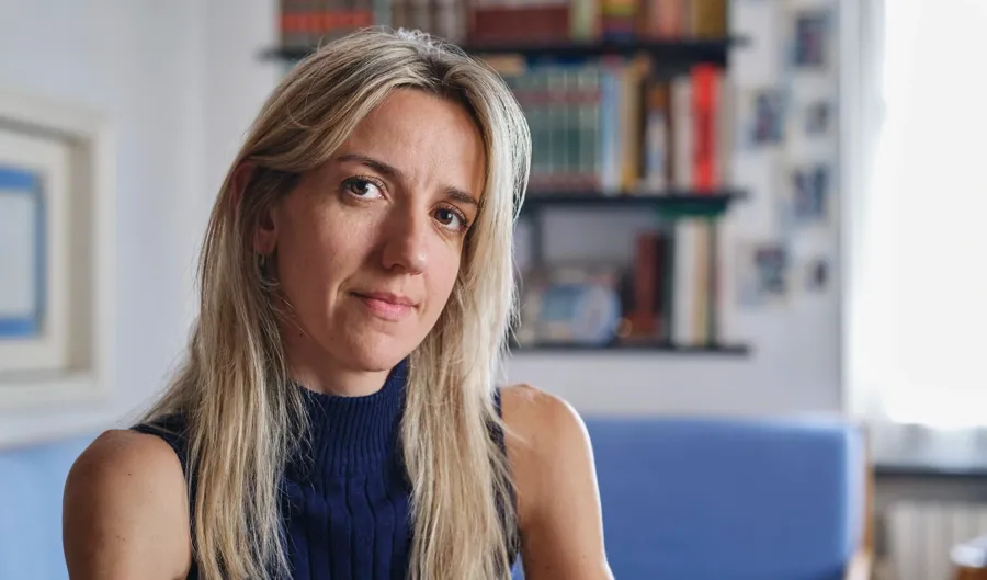 Porträtfoto von Elisa. Elisa lebt mit MS und hat Probleme, ihre Blase zu entleeren. Dies hat bei Elisa manchmal zu Harnwegsinfektionen geführt.