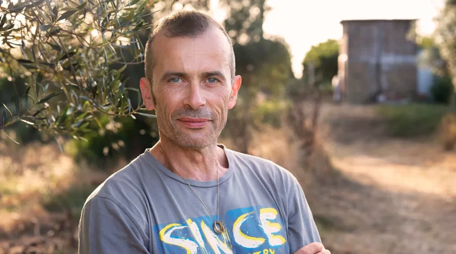 Porträtfoto von Andrea im Freien. Andrea leidet an Multipler Sklerose und verwendet Peristeen Plus zur Behandlung seiner Darmprobleme.  