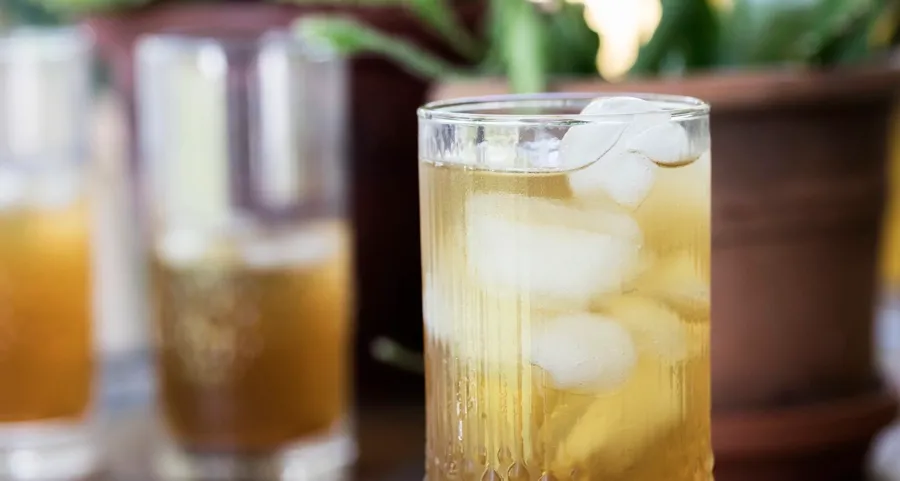 Bild eines eisgekühlten Getränks. Wenn Sie häufig an Harnwegsinfektionen leiden, kann dies ein Hinweis auf ein Blasenproblem sein. 