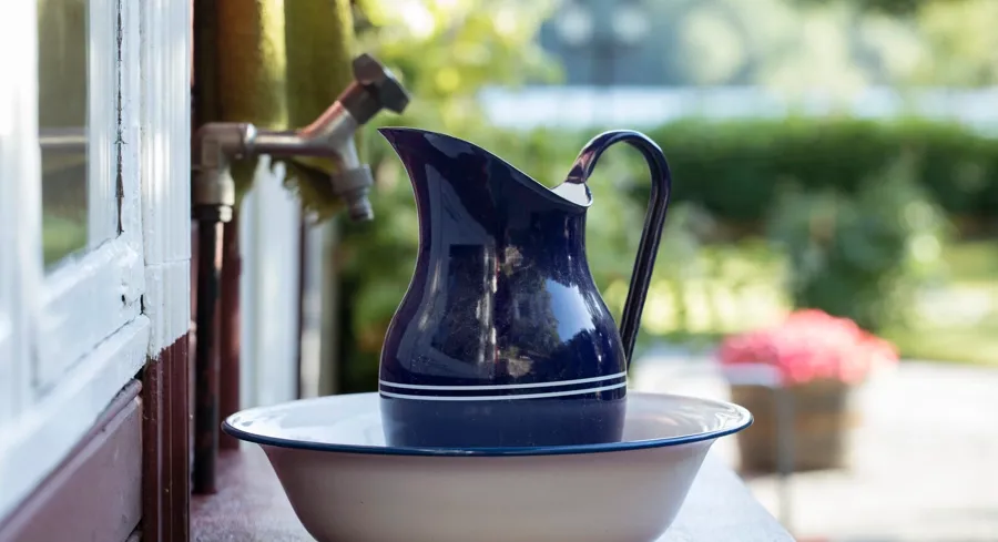 Bild eines Wasserkrugs. Harnwegsinfektionen bei Menschen mit MS können schwerwiegender sein als bei Menschen ohne MS. Das liegt daran, dass andere Symptome der MS aufflammen können. 