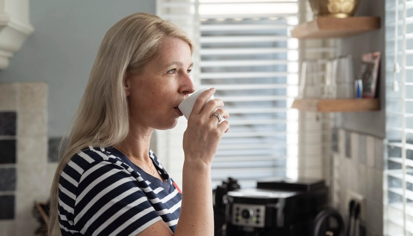 Bild von Ilse, die MS hat. Ilse verwendet intermittierende Katheter, um die Symptome ihrer Blasenprobleme zu behandeln. 