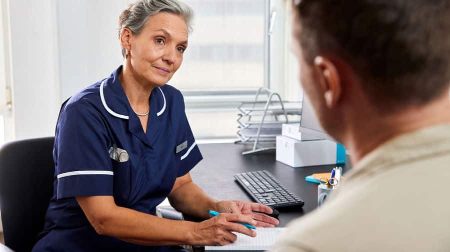 Bild eines HCP, der den Darm erklärt